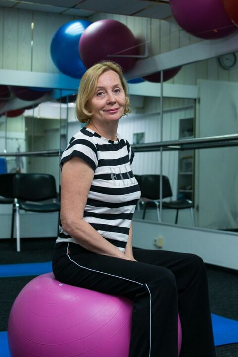 After therapy, a woman with a thorakal osteocondrosis