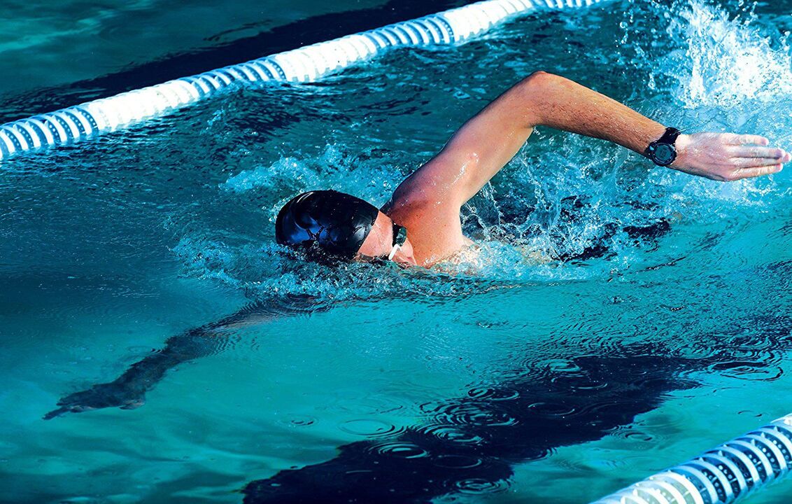 Floating in the pool with the thorakal osteocondrosis