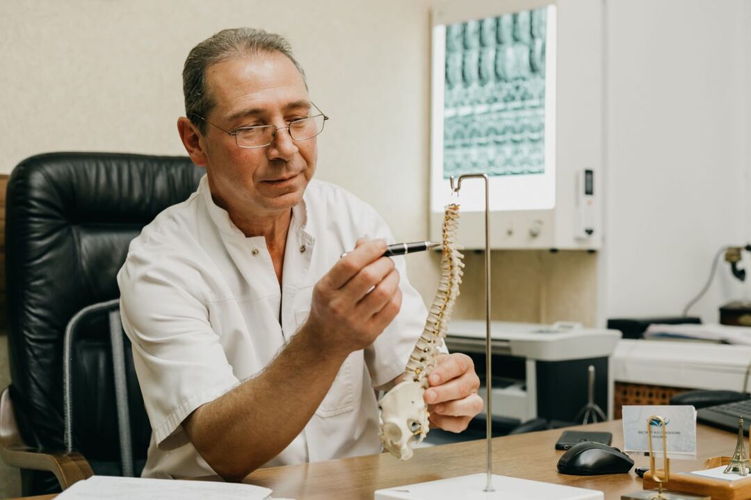 The doctor explains the features of treatment for osteocondrosis of the thoracic spine